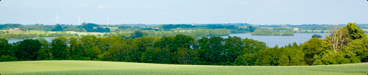 SJÖBO KOMMUN Sjöbo kommun ligger mitt i södra Skåne. I ett varierat landskap som består av jordbruksbygd, bokoch lövskogar och sjöar bor 18 400 invånare, varav knappt 8 000 i Sjöbo tätort.