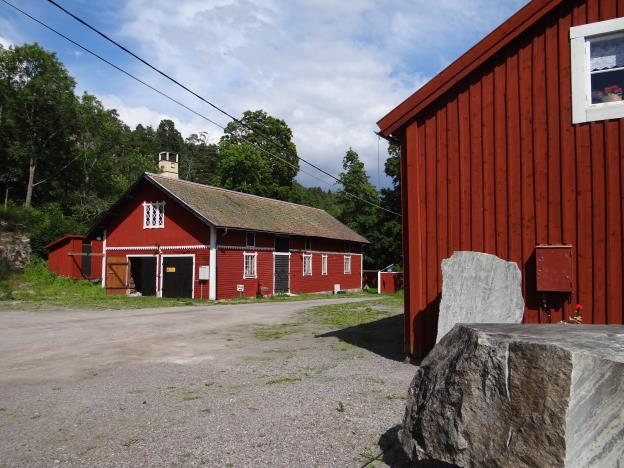 11(18) Stallbyggnaden inom del av Fagervik 1:26, sett från museet respektive trädgårdssidan.