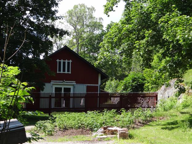 Stallets tomtyta är mycket liten och det bedöms därför inte vara möjligt att tillskapa en god livsmiljö.