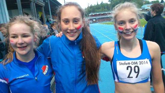 Elin, Eleonora och Vilma avslutade DSK's magiska guldkväll genom att vinna F15 3x800m. Olof växlar till Arvid.