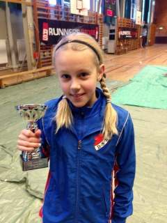 Carolina med sin pokal. Chokladen kan hon ha sålt. Danderydsloppet 1/5 2014 2014-05-02 21:09 Hela sex guld till arrangörsklubben, det vill säga oss! Bilden ovan.