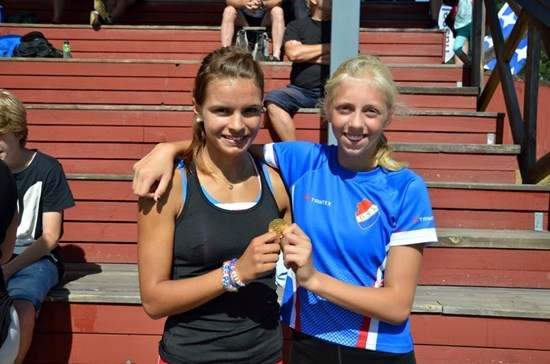 Saga får känna på Ärlas Carolina Söderboms guldmedalj. Saga 12 hundradelar från en egen medalj på 300m. Alla DSK-resultat: Olof Silvander -99 Brons P15 2000m 6.09,47 klubbrekord P15!