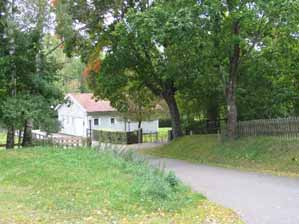insådd med gräs. I den nordöstra delen av kyrkogården finns ett område för urnor samt en minneslund. Omgärdning Kyrkogården omgärdas i samtliga väderstreck av ett brunmålat trästaket.