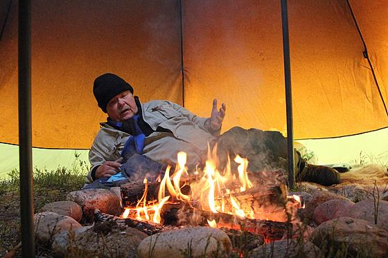 Strålning En vindstilla dag när solen skiner kan man känna hur värmen strålar från solen.
