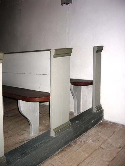 läktarbänkar och läktarbröstning är bevarad. Undantag är några borttagna bänkar i kyrkans västra del samt på läktarens norra sida.