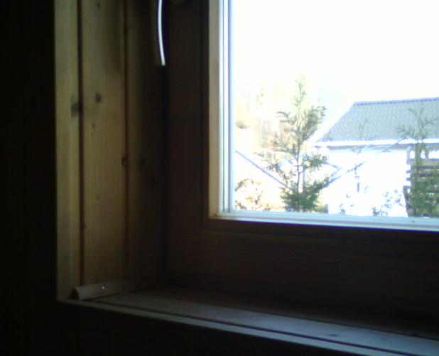 JPG,1 Inspektionstid: 2012-03-26 09:08:25 Ojekt: Entrépln. Bstu. Runt fönster, under fönster.