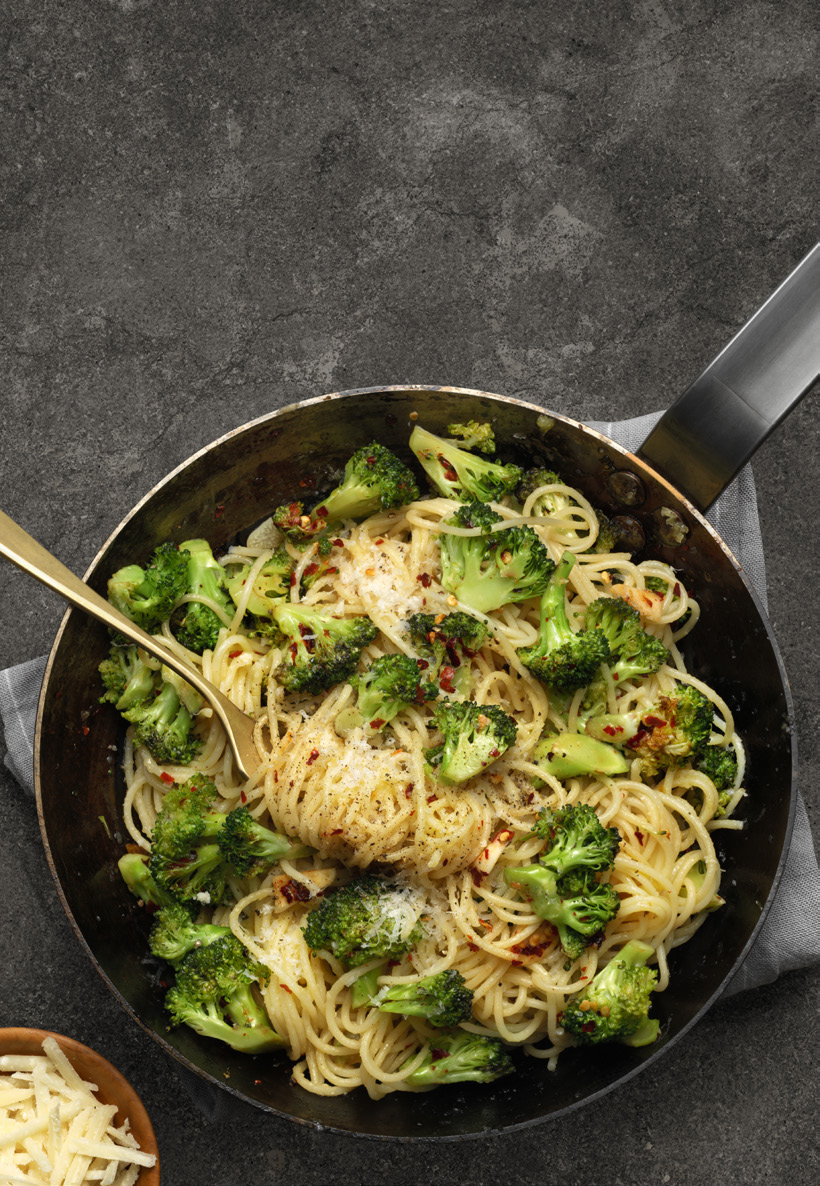 Vänd runt pastan med broccoli, riven parmesan, ev extra olivolja, flingsalt och nymalen svartpeppar.