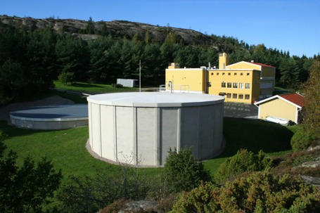 Dale Vattenverk Dales vattenverk byggdes 1940 vid sjön Lilla Dalevatten. Det byggdes huvudsakligen för att leverera dricksvatten till Gravarne (nu Kungshamn), Smögen och Hovenäset.
