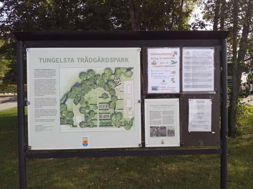 Bild 1: Skylt in till Tungelsta trädgårdspark från Södertäljevägen.