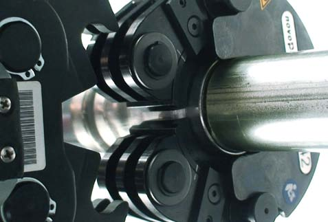 3.2.2 Dimension d = 42 mm till d = 88,9 mm (tillverkning av pressförbindning med presslingor och mellanback) För dimensionerna d = 42 mm till d = 88,9 mm används presslingor.