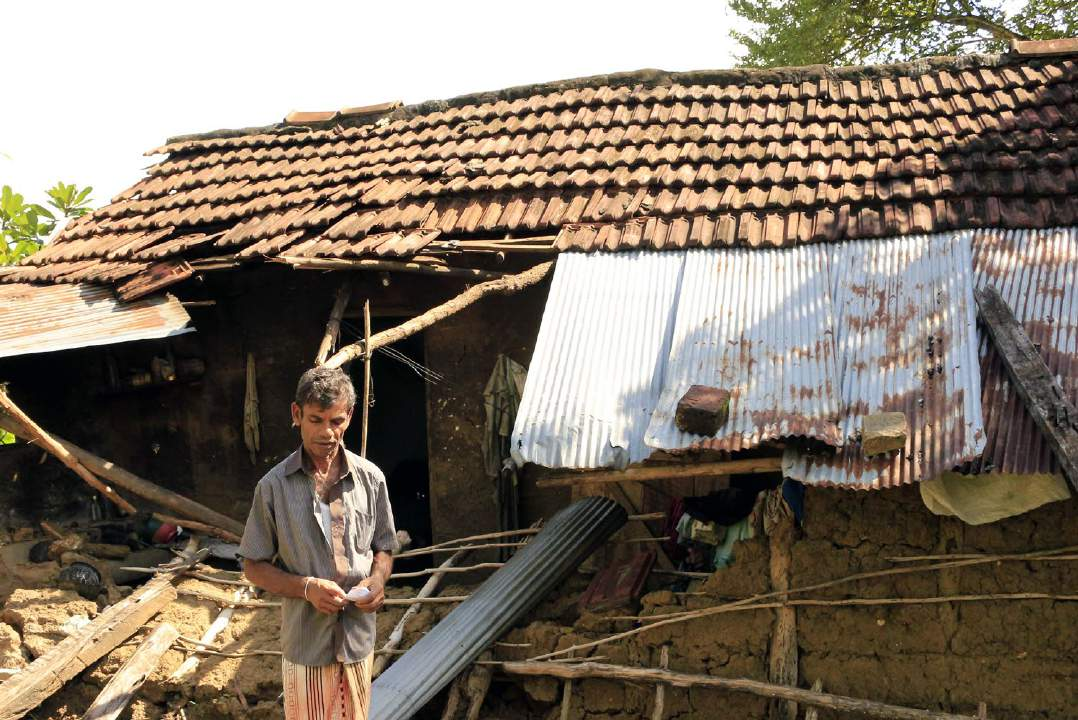 De rikas livsstil kan inte vara den globala framgångssagan Dharmadasa har fått sitt hem och sina odlingar skövlade av elefanter. 60-80 människor per år dödas av elefanter i Sri Lanka.