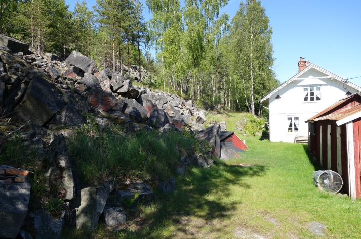 Trädgårdsmiljö i anlutning till äldre stenbrott 25 Blockrik Trädgård Sweref99 : 6546214, 294715 Området som undersöktes utgörs av södra änden av ett gammalt stenbrott.