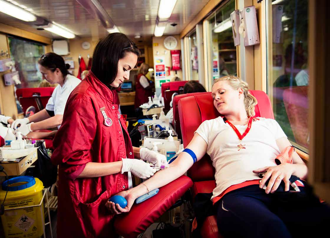 överhuvudtaget kan genomföras. Blodgivare räddar tusentals liv varje år. Blod är en färskvara som inte kan framställas på konstgjord väg, det kan bara ges från människa till människa.