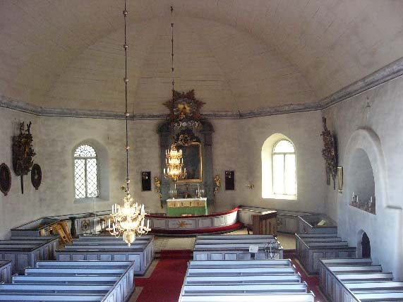 Delar av den medeltida stenkyrkans murar ingår i södra väggen och gravkoret för ägarna till gården Ribbingshov uppfördes redan till den äldre kyrkan.