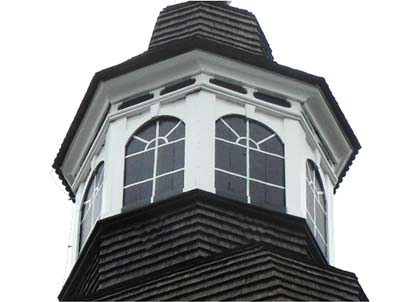 Kyrkans samtliga tak var ursprungligen täckta med spån, men alla tak utom tornhuv och lanterninens huv täcktes med plåt i slutet av 1800-talet.