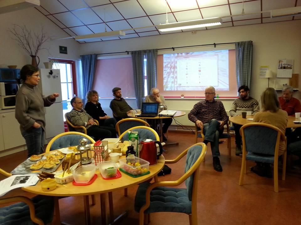 Slåtterträff i Hofors Denise från Gävleborgs länsförbund och Barbro från Hoforskretsen hälsade välkommen. Presentation av deltagarna. Vilket härligt gäng med stor samlad kompetens!