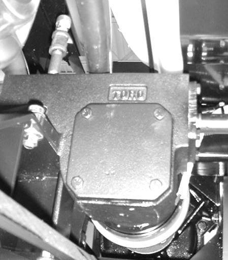 Byta ut pumpdrivningens växellådsolja Byt ut pumpdrivningens växellådsolja efter de första 50 körtimmarna och därefter var 400:e arbetstimme.