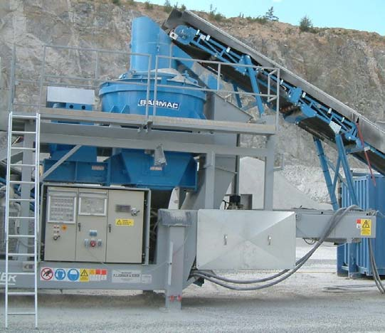 EFTERKROSSNING Från förkrossdelen och upplag transporteras bergmaterialet till en vibrationsmatare som matar tredje krossen, en snabbt roterande konkross.
