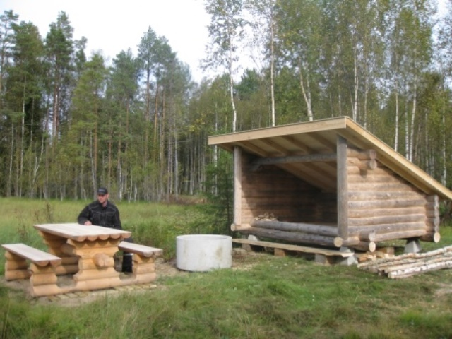 8000 Grillplats (bänkar, bord och cementring) 1100 Vindskydd 2100 o Montering 1000 +