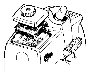 UNDERHÅLL Inoljning av luftfilter Använd alltid HUSQVARNA filterolja, art. nr. 503 47 73-01. Filteroljan innehåller lösningsmedel för att vara lätt att fördela jämnt i filtret.