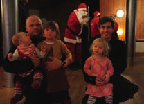 TINA BENSON Mikael Kyrö med Luna och Noomi samt Peter Alex med dottern Lydia gillar barnjulfesten. Jörgen Björnström var nöjd över att dottern Marion gett alla sina nappar till tomten. Tack!