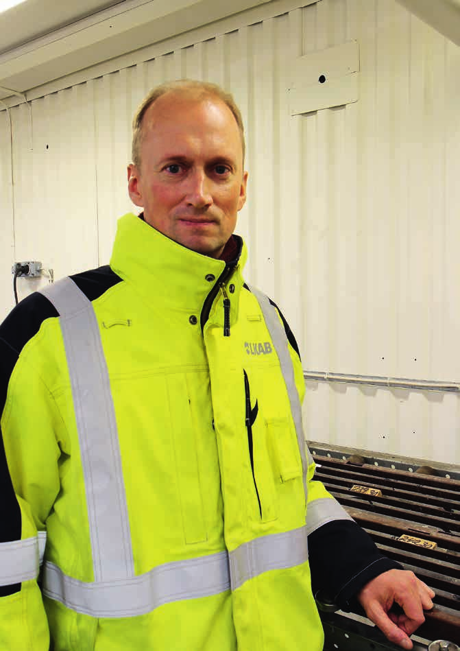 I borrkärnearkivet analyserar Henrikki borrkärnors egenskaper. HENRIKKI HAR KUNSKAP OM FRAMTIDENS JÄRNMALM KIRUNA.