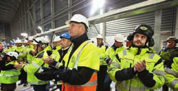 Det skulle vara att LKAB:s pellets inte verkar ha något bäst före-datum åtminstone, säger Göran Lantto, produktionschef i Svappavaara, och visar testerna.