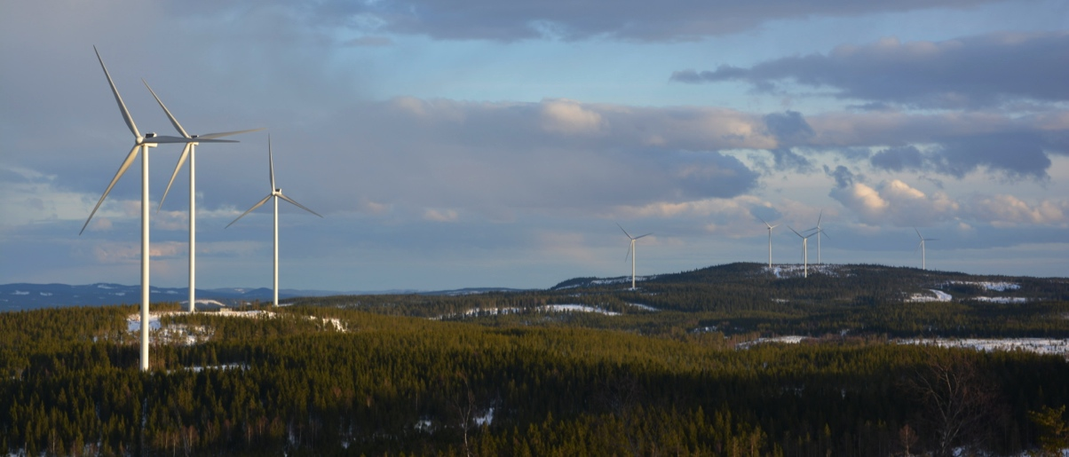 PROJEKTBESKRIVNING RÄMSBERGET 5/5 Rämsbergets vindkraftverk 5, 6 och 7 med Korpfjällets vindkraftsanläggning i bakgrunden.