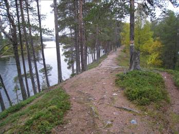 Gallesgutj - Nåtti Kort beskrivning Detta fornlämningsområde är beläget på ett system av åsar som reser sig ur sjöarna Hornavan och Gáhkal (Kakel).