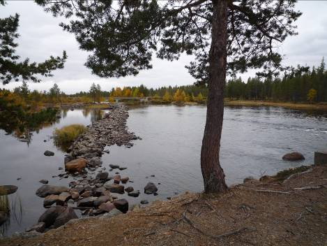 Iggelatj (Eggelats) Kort beskrivning Vid Iggelatj (Eggelats) finns lämningar efter flottningsperioden som här