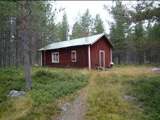 Kvar finns stenkistor, ledarm av sten, damm och en timrad flottarkoja.
