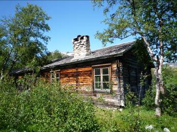 Silvervägen Kort beskrivning Vilstugan vid Silvervägen väster om Merkenis byggdes upp år 1870 för resande till och från Norge. Byggnaden är timrad och omålad och har två rum och en stalldel.