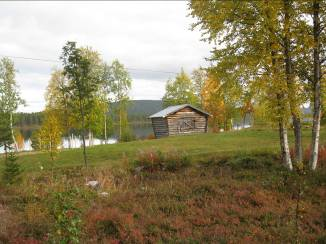 Bebyggelsen består av stora boningshus och ladugårdar vilket ger byn en likhet med kustens storbondebyar. Båthusen vid vattnet speglar fiskets betydelse.
