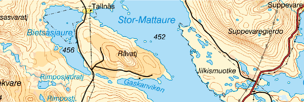 Stour-Maddávrre Kort beskrivning Intill Stour-Maddávrre (Stor-Mattaure), och på en mårka längs renarnas flyttled ligger ett hundratal ovala och rektangulära härdar i tre koncentrationer.