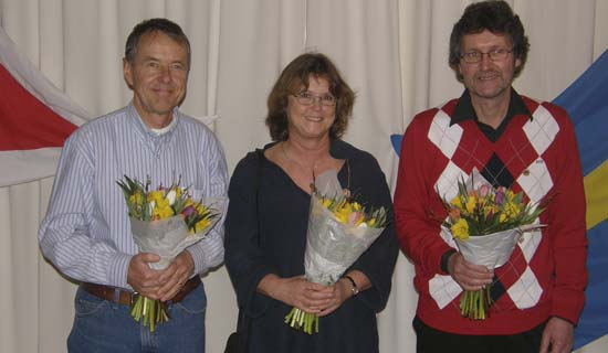 ... Tre "25-åriga medlemmar" var med vid mötet och uppvaktades med Silvernål och blommor. Från vänster Lars Askvid, Christina Flodmark och Hans Mattsson.