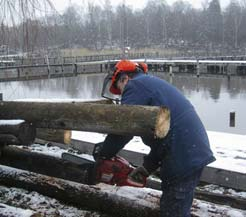 Planer finns på lösning av detta och det återerstår för hamnansvariga att stlutföra arbetet och grunden till vågbrytaren nu är lagd Följande