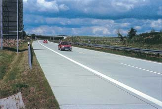 1.5 Övriga aspekter Platsgjutna betongbeläggningar på gator och andra ytor i tätorter ger goda möjligheter att åstadkomma en trivsam gatumiljö för både trafikanter och boende.