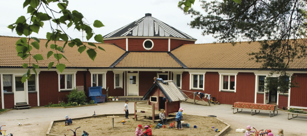 Kommunen har 14 grundskolor, en särskola och ett gymnasium med vuxenutbildning.