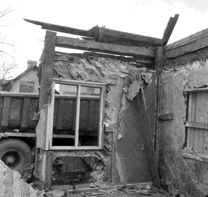 Bild 4: Norra väggen och del av vägg mot gatan. Negativnr: E113:23:12 Bild 5. Vägg mot gatan. Negativnr: E113:23:17 Bild 6: Ett av de igensatta fönstren i norra väggen.