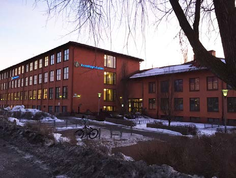 Byggnaden Magistern, fasad mot Dag Hammarskjölds väg till vänster respektive flerbostadshus i norr till höger Uppsala biomedicinska centrum (BMC) söder om planområdet Förändringar Detaljplanen