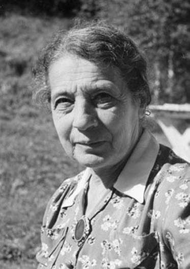 Kärnkraftens historia Judinnan Lise Meitner flydde från Berlin till Stockholm1938. Innan flykten hade hon arbetat i ett forskarlag tillsammans med Otto Hahn och Fritz Strassman.