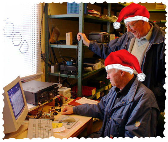 Tomtar på rundresa Redaktionen önskar alla hams som läser web-qrz God Jul med följande två julnötter att knäcka inför julhelgen. 1) Vem är de två tomtarna? 2) Var befinner dom sig?