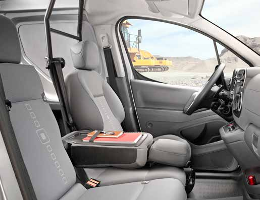 CITROËN BERLINGO, MED ETT FRITT ARBETSUTRYMME Citroën Berlingo är mycket rymlig och erbjuder tre riktiga platser fram. Den går även att anpassa efter behov.