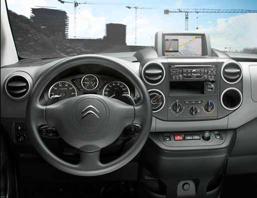 CITROËN BERLINGO, EN EFFEKTIV FÖRARPLATS När du sätter dig vid ratten i Citroën Berlingo är komforten det starkaste intrycket. Ratten är reglerbar i såväl höjdled som djupled.
