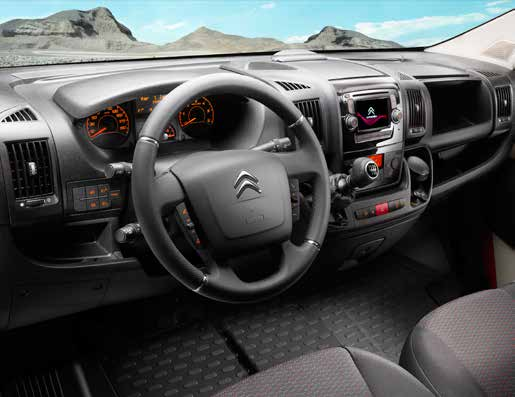 CITROËN JUMPER, KOMFORT I VARDAGEN Välkommen till ditt nya kontor! Eftersom yrkesverksamma ofta tillbringar mer tid på vägarna än på kontoret har vi lagt stor vikt vid komforten i Citroën Jumper.