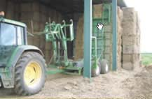 Larsson, 2006) Lastmaskin, traktor och balvagn Det vanligaste sättet i Sverige är att man samlar ihop balarna med en lastmaskin eller frontlastare monterad på en traktor.