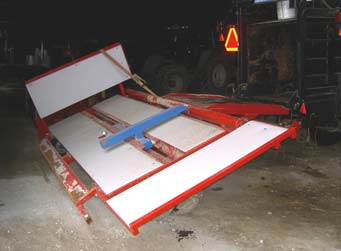 14 Figur 12 & 13:Balsamlare för fyrkantspressar. Balarna tippas av vid fältkanten under gång. (Fig. 13: Foto:Ysta maskiner, 2006) Balsamlare tillverkad av Claas.