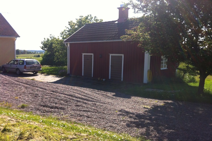 Västervik Älmarsrum 1:6 del av Jordbruksmark Ca 13 ha betes-och åkermark i anslutning till byggnaderna. Jordbruksmarken är utarrenderad på 2-årigt avtal. Nuvarande arrendeperiod löper ut 215-3-14.