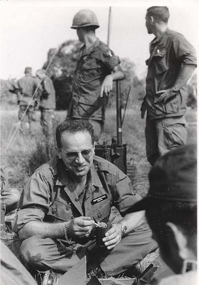 1 Franska kommunisterna och Indokina Introduktion Följande artikel är hämtad från samlingsvolymen Vittne i Vietnam, som publicerades på svenska 1967. Artikelförfattaren, Bernard B.