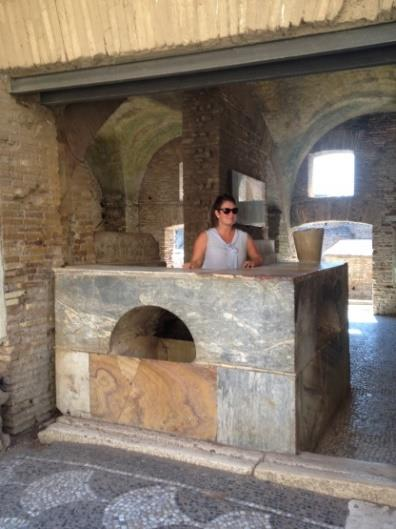 FUORI PORTA UT PÅ LANDET 15. OSTIA ANTICA Halvdag, med inhyrt färdmedel eller lokaltåg från Rom. På platsen promenad. Inträdesbiljett. Stängt måndagar.